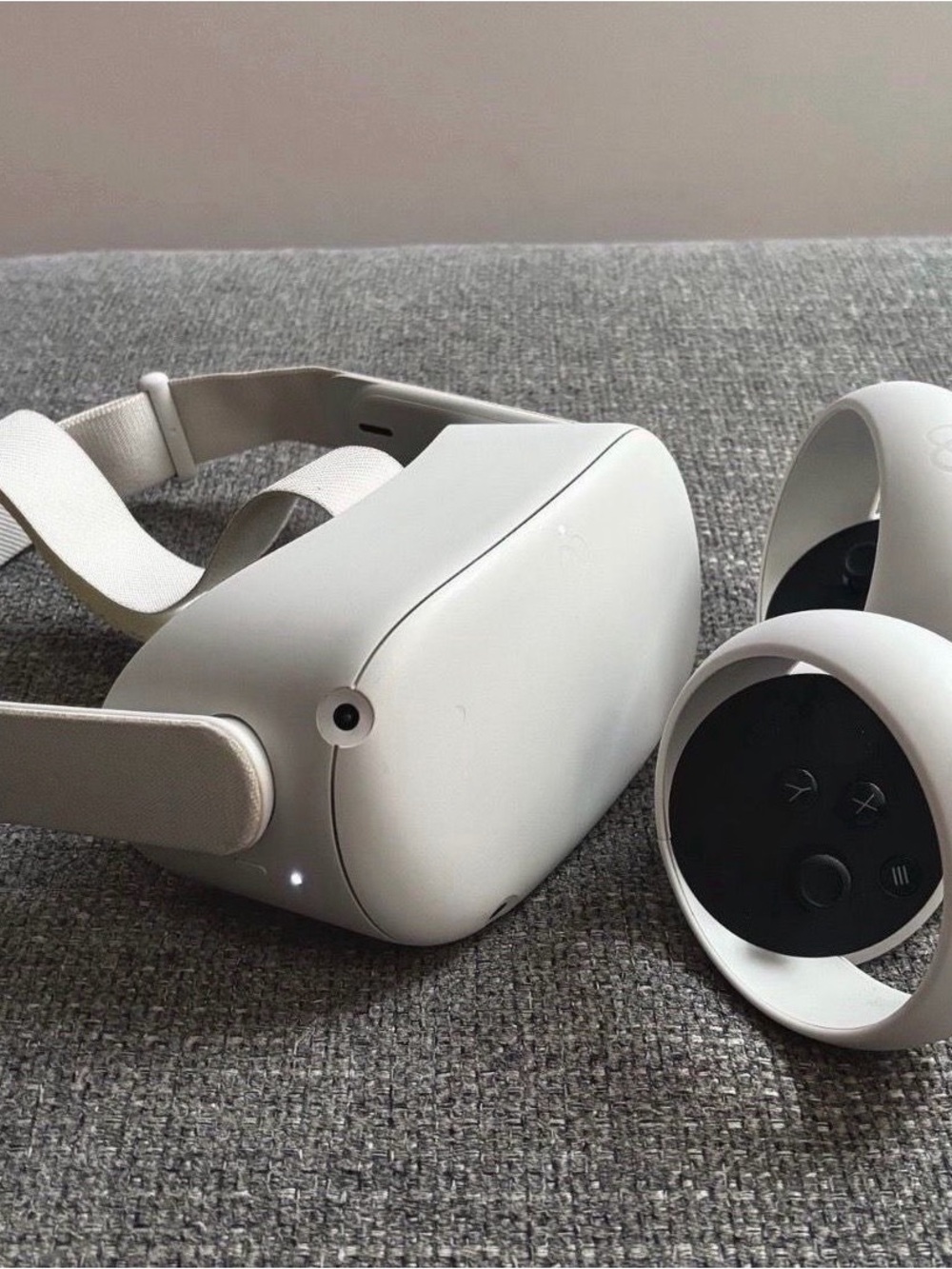 Oculus Standalone VR Headset in White with Matching Controllers